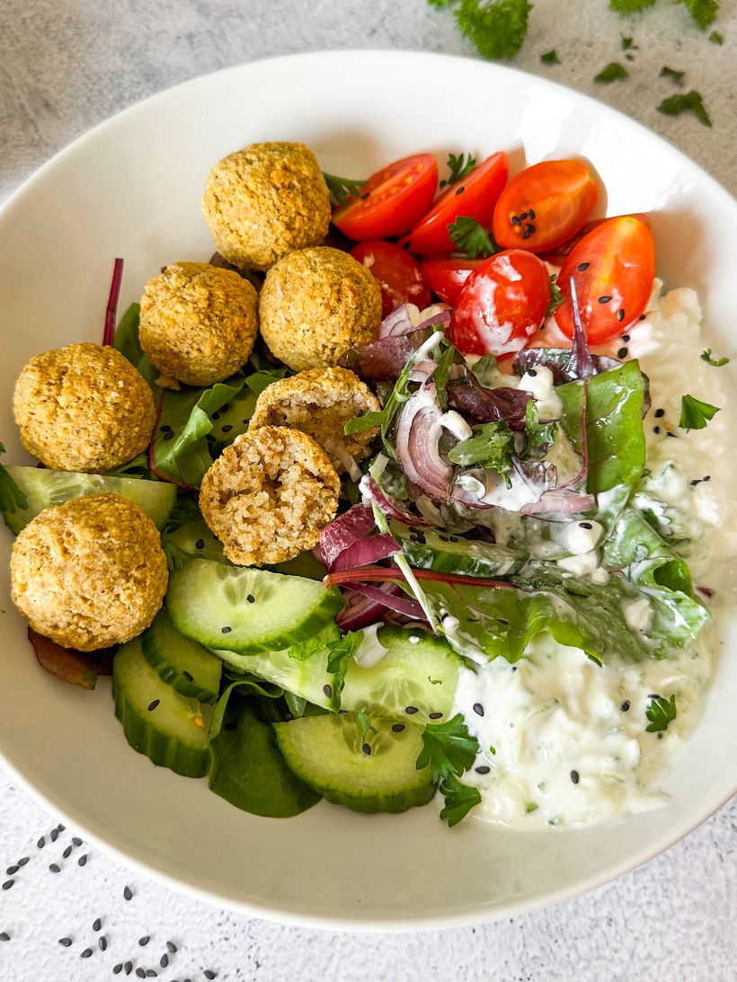 Falafel bowl s cottage sýrem