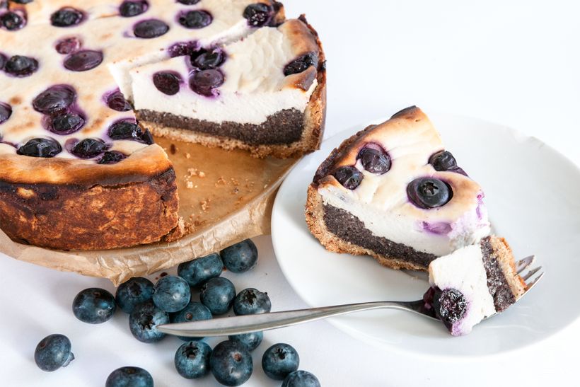 Tvarohový koláč s borůvkami a mákem