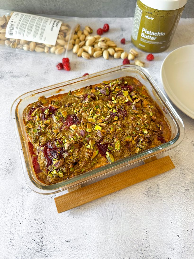 Pistáciové baked oats s malinami