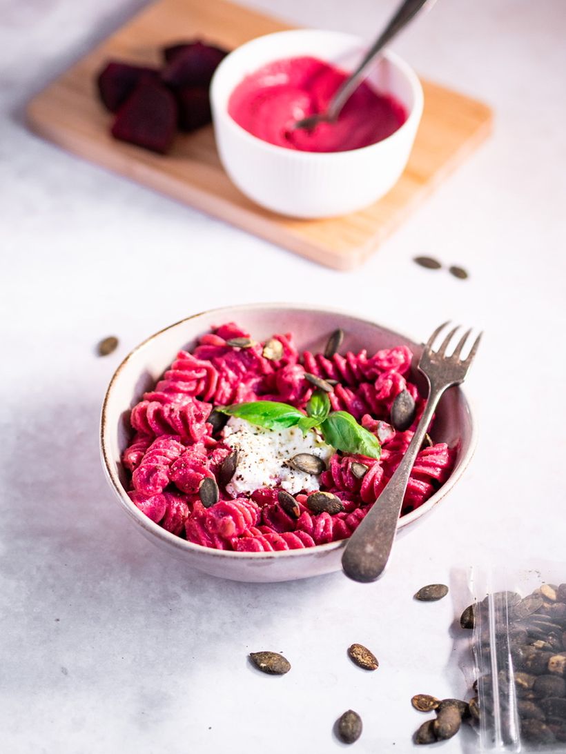 Růžové těstoviny s omáčkou z červené řepy