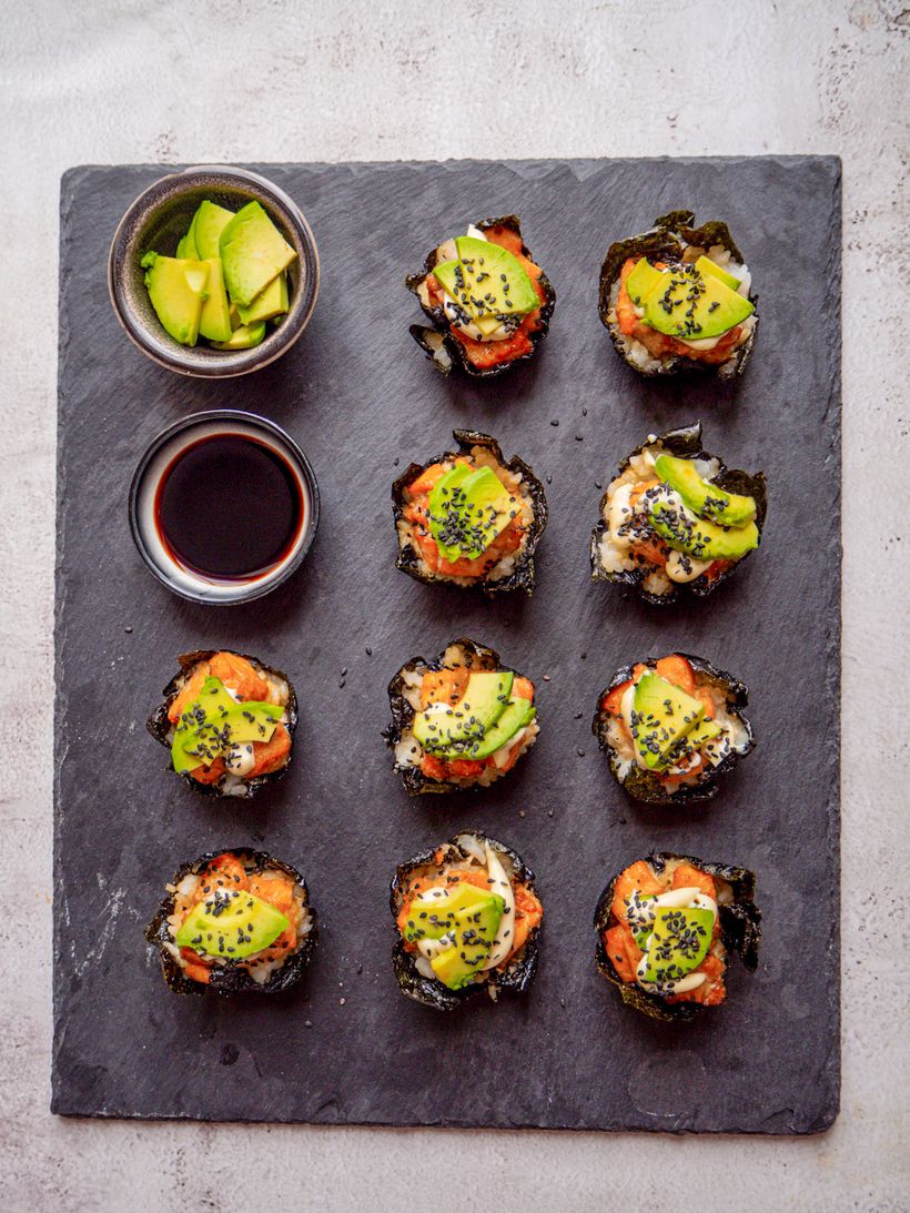Domácí sushi muffiny s lososem a avokádem