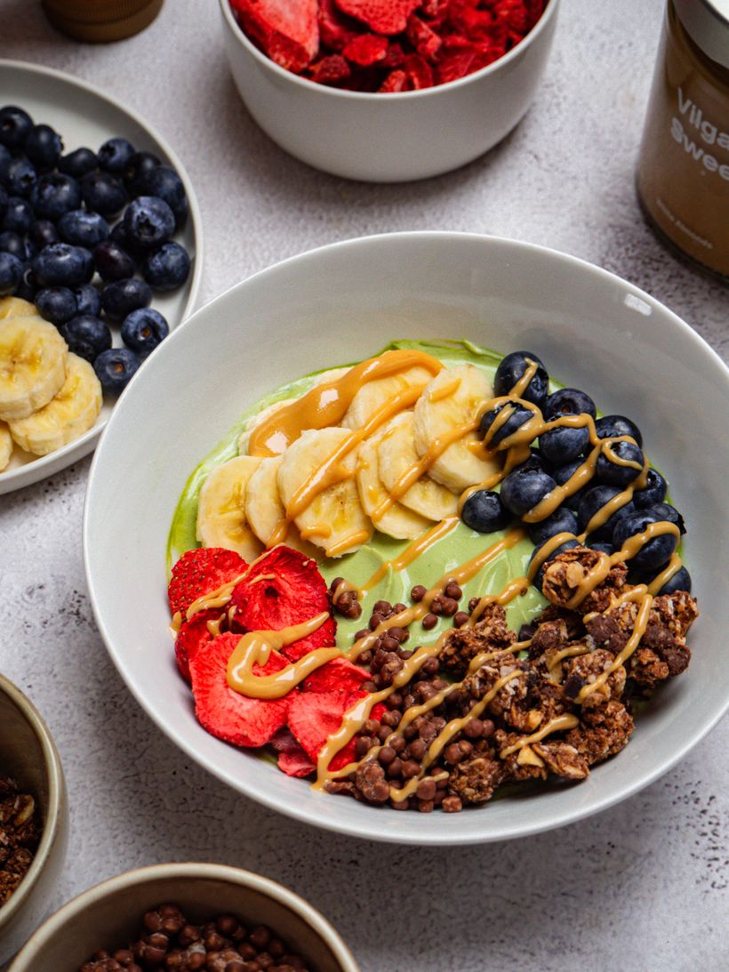 Jogurtový matcha bowl s ovocím