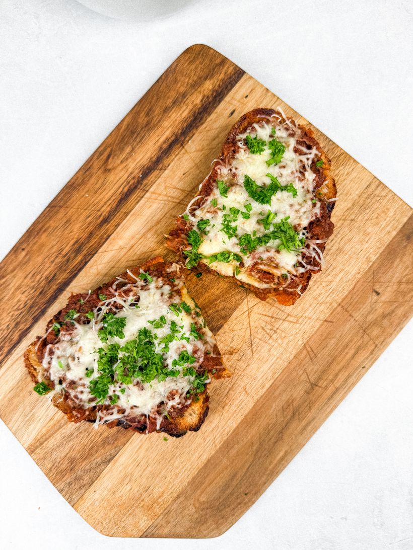 Topinky s masovou směsí a sýrem