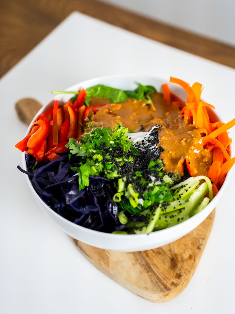 Tăiței de orez cu somon sălbatic și legume