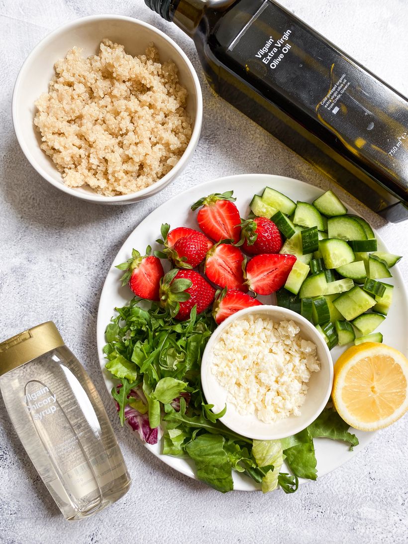Quinoa šalát s jahodami a syrom feta