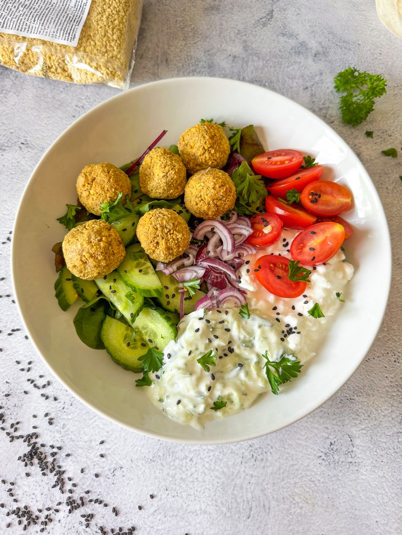 Falafel bowl s cottage sýrem