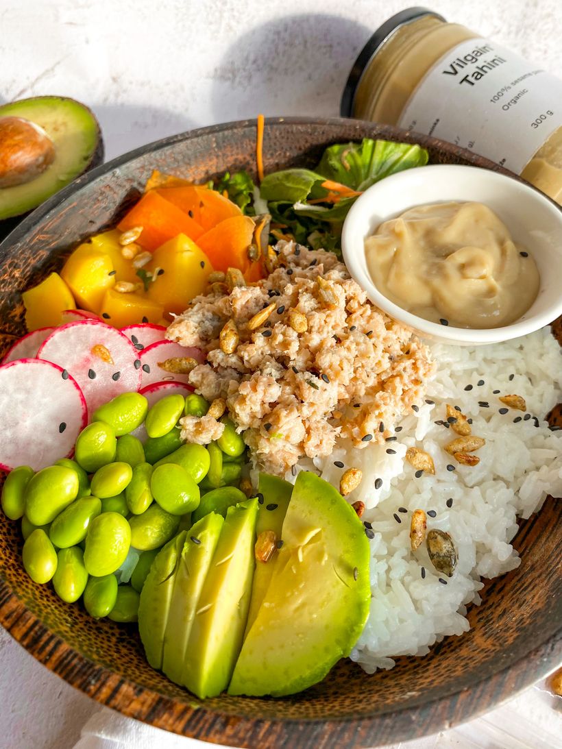 Poké bowl so pstruhom