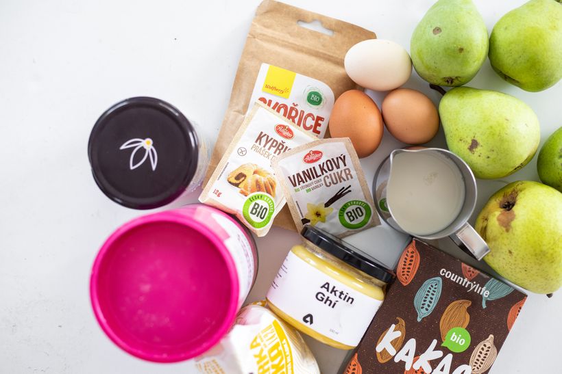 Obrátený hruškový koláč zo špaldovej múky