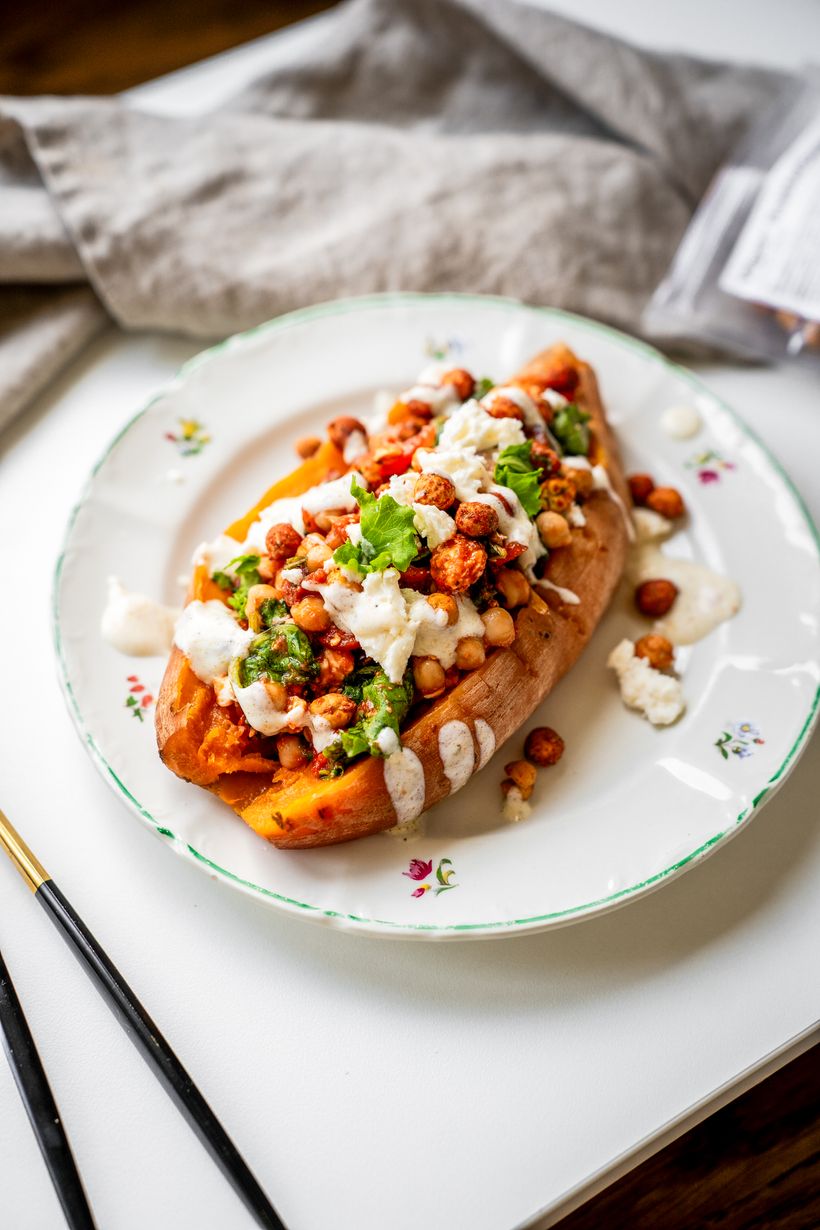 Plněné batáty se salátem a fetou