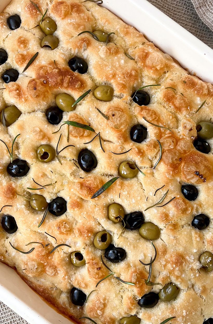 Focaccia s olivami a rozmarýnem