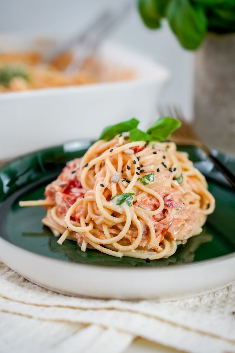 Pasta mit gebackenem Lachs und Tomaten