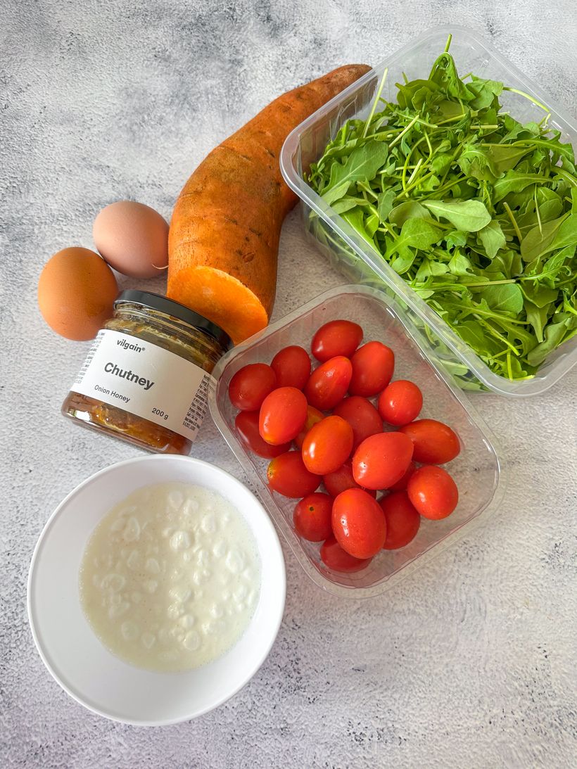 Slaná snídaňová bowl s vejci a zeleninou