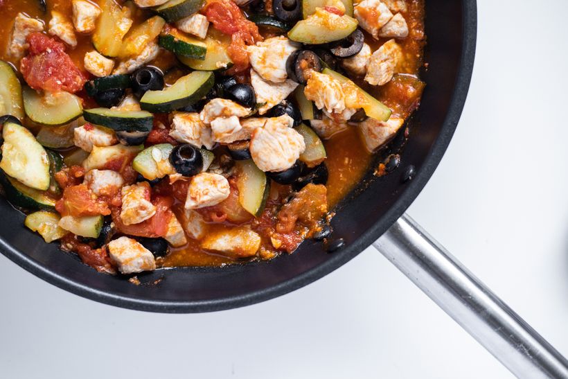 Pasta mit Zucchini, Tomaten und Hähnchenfleisch