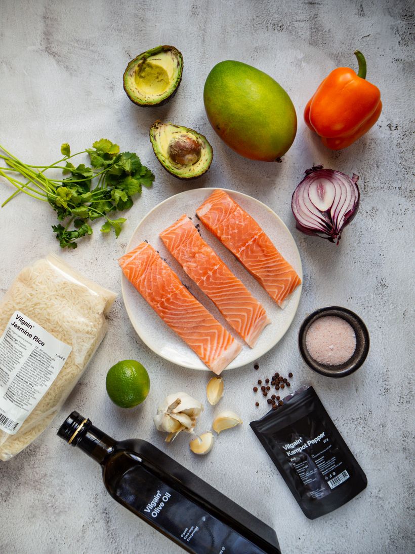 Pečený losos s mango-avokádovou salsou a jasmínovou rýží