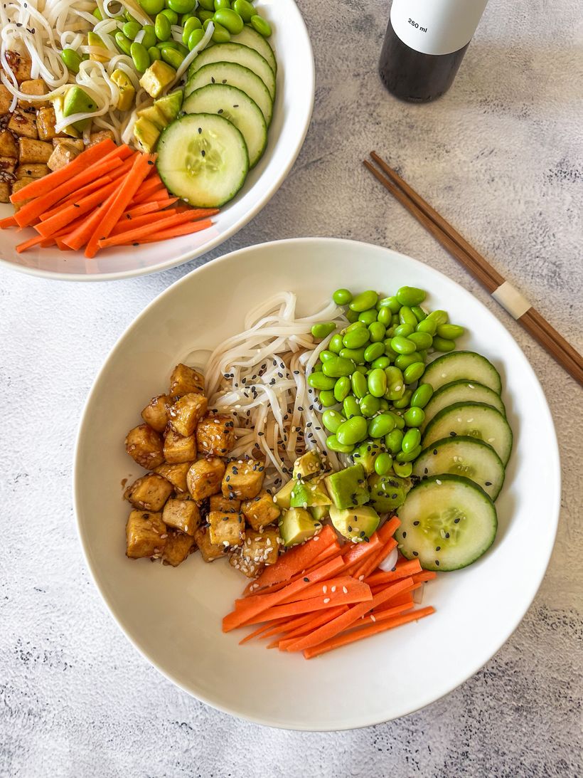 Poke bowl s tofu a avokádem