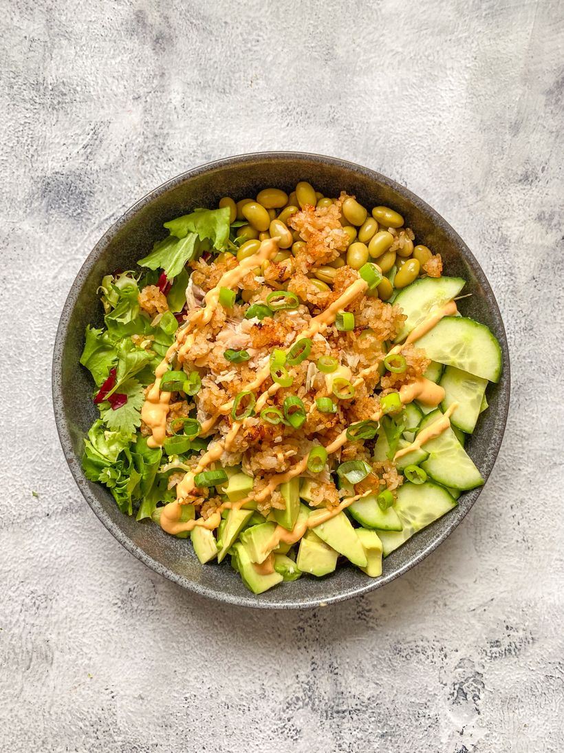 Salat mit Wildlachs und knusprigem Reis