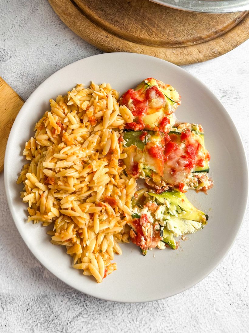 Zapečené cuketové rolky s rajčatovými těstovinami