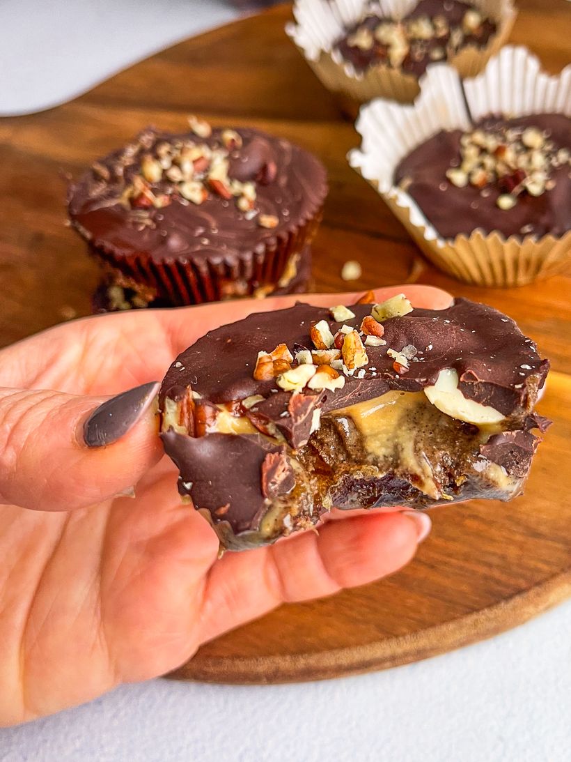 Nepečené arašídové košíčky z datlí