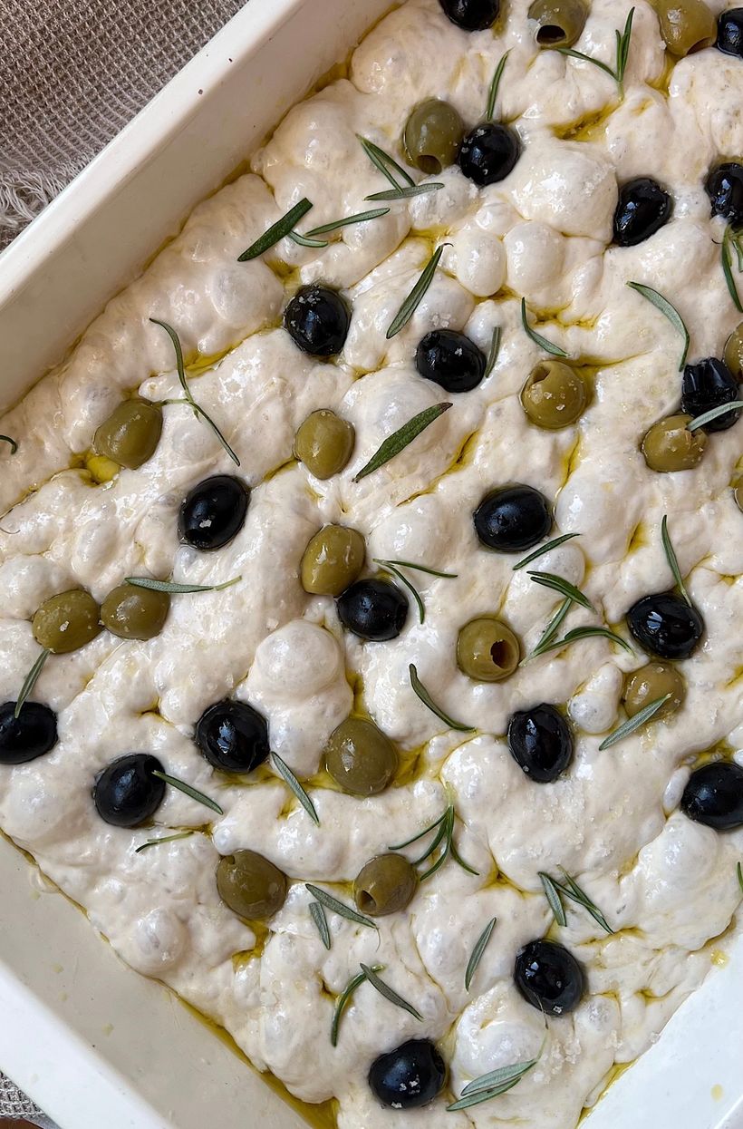 Focaccia s olivami a rozmarýnem