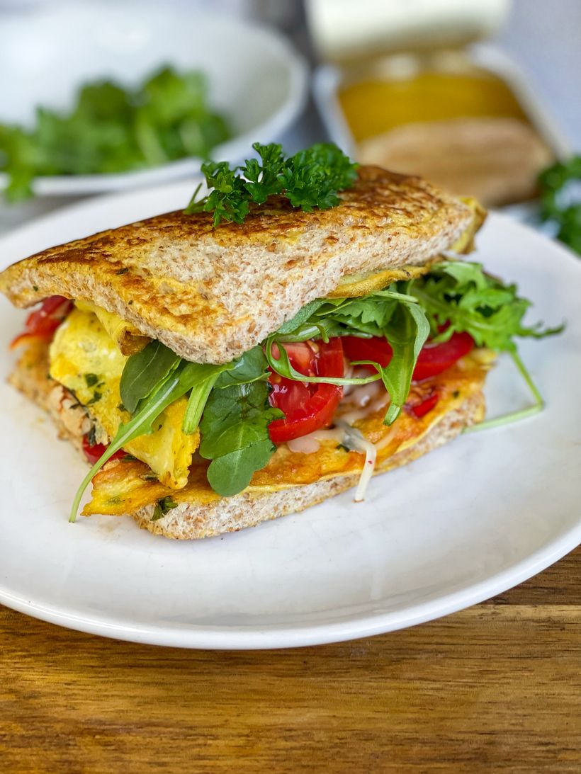 Eier-Sandwich mit Thunfisch und Gemüse