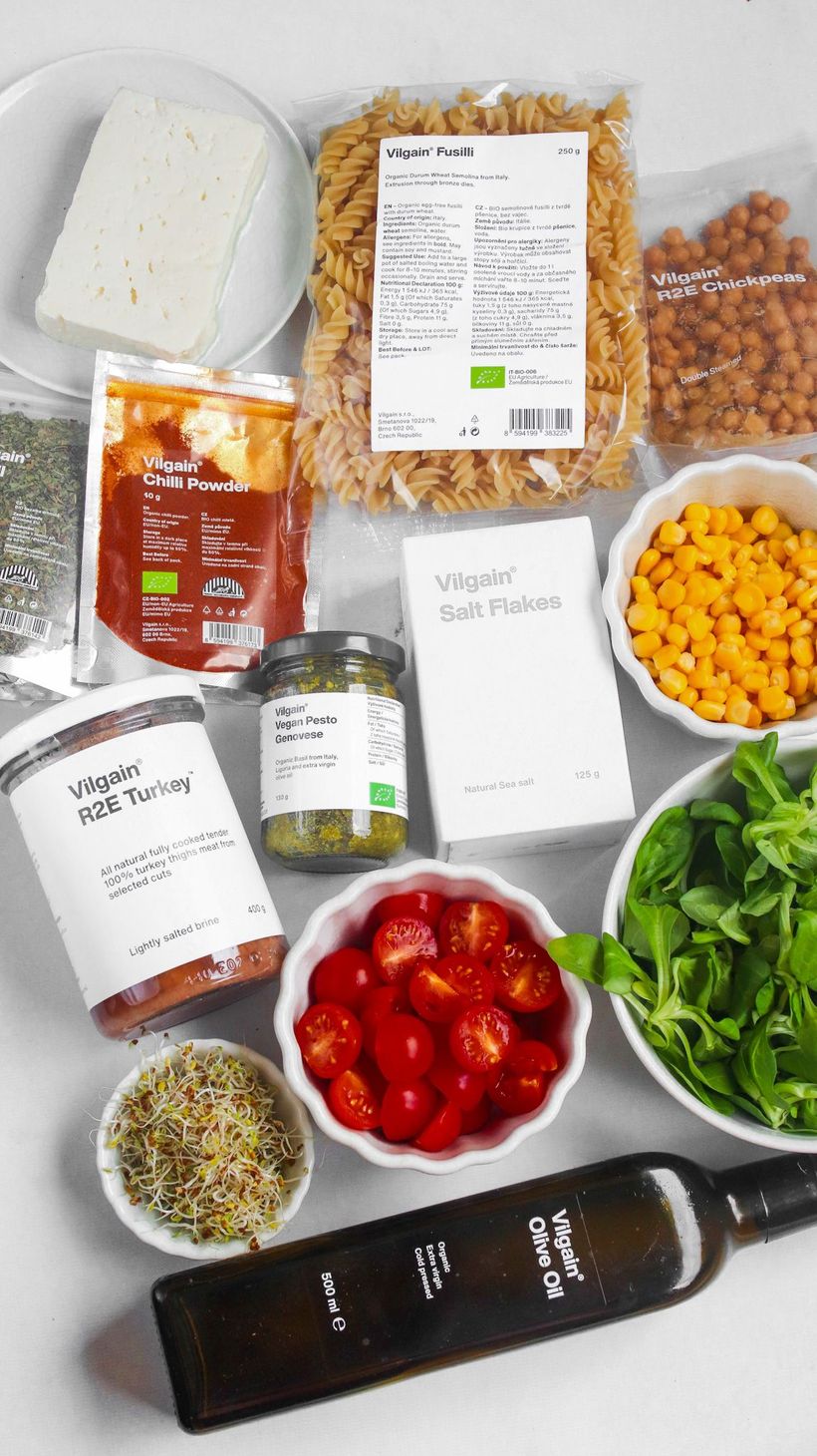 Cestovinový šalát s morčacím mäsom a syrom feta