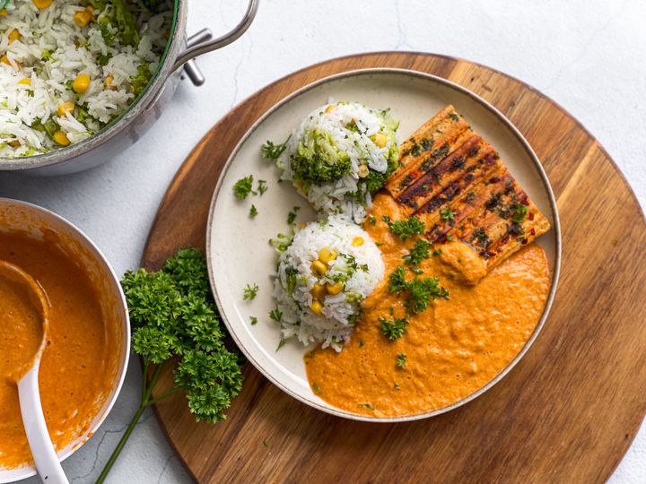 Grilované tofu s rýží a zeleninovou omáčkou