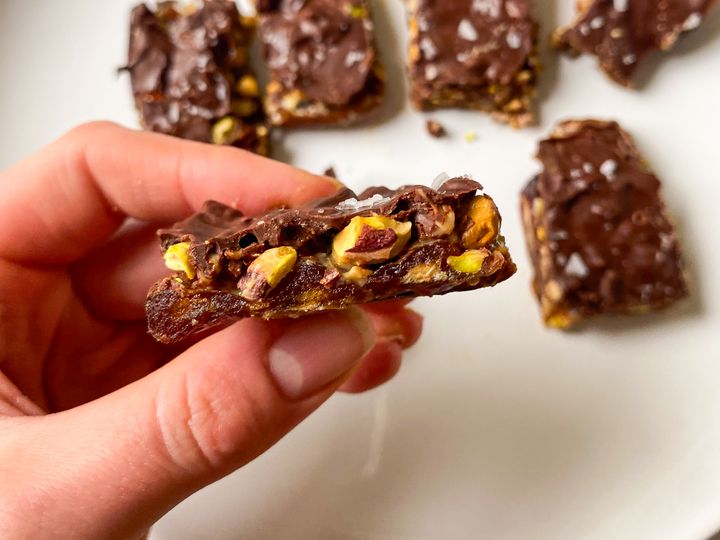 Batoane raw din curmale cu nuci și ciocolată
