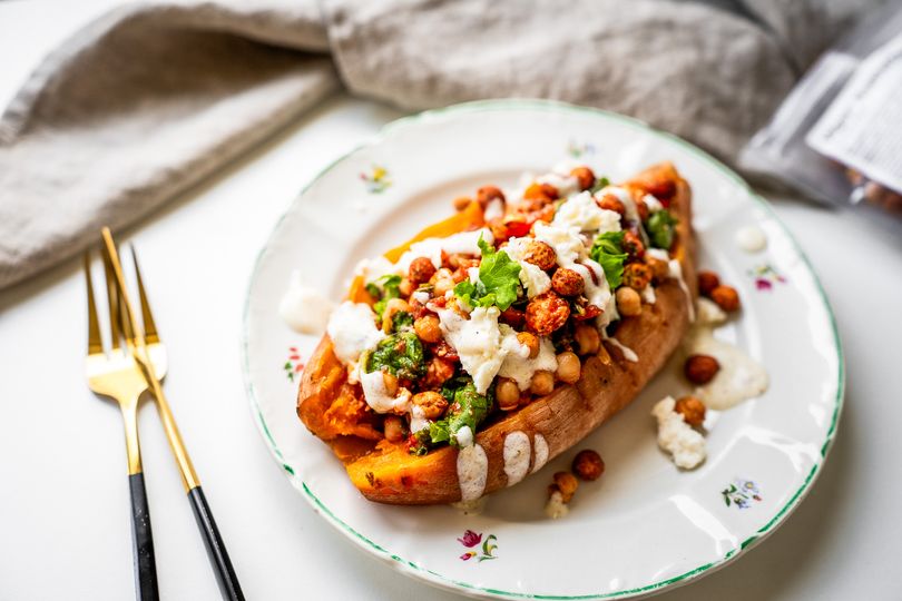 Plněné batáty se salátem a fetou