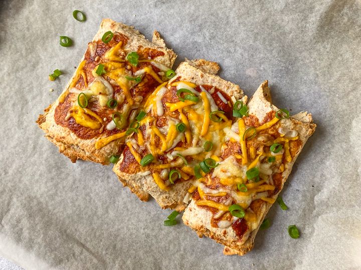 Überbackene Barbecue-Tortillas mit Hähnchen und Käse