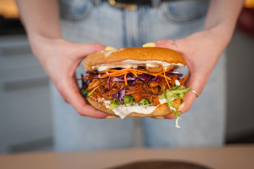 Burger z szarpaną wieprzowiną