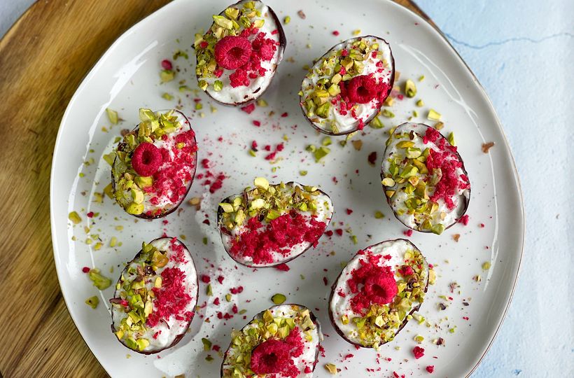 Chocolate egg with pistachios inspired by Kinder