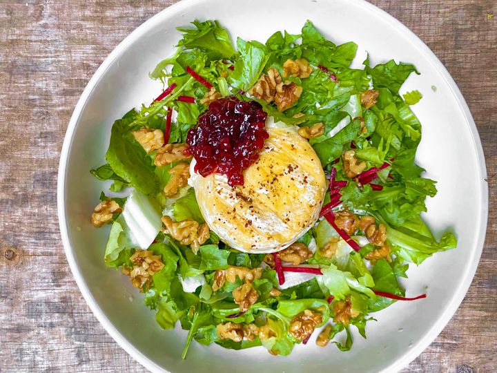 Grilovaný hermelín s ořechy a brusinkami