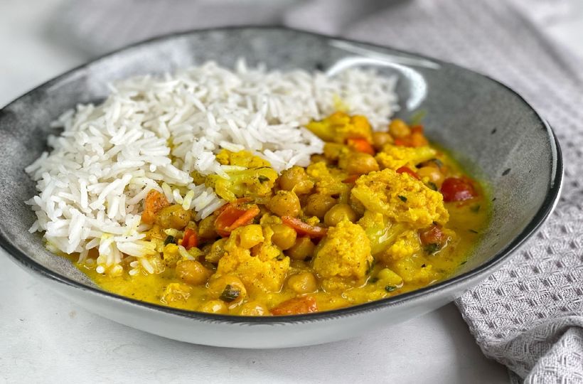 Cauliflower curry with chickpeas and coconut milk
