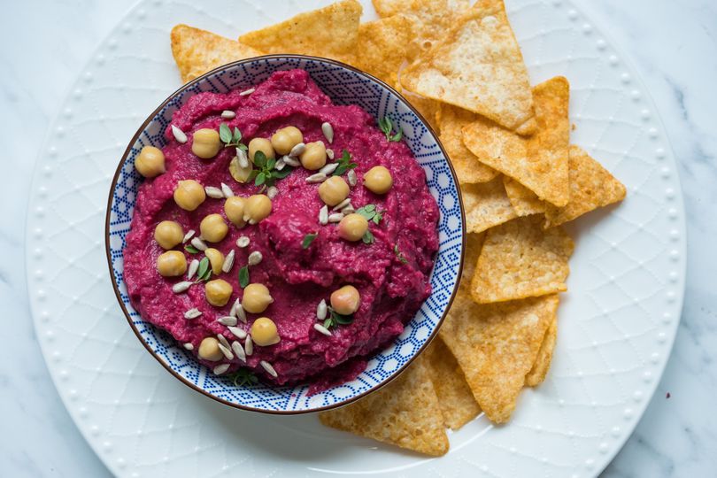 Jednoduchá silvestrovská mňamka: Řepový hummus s česnekem