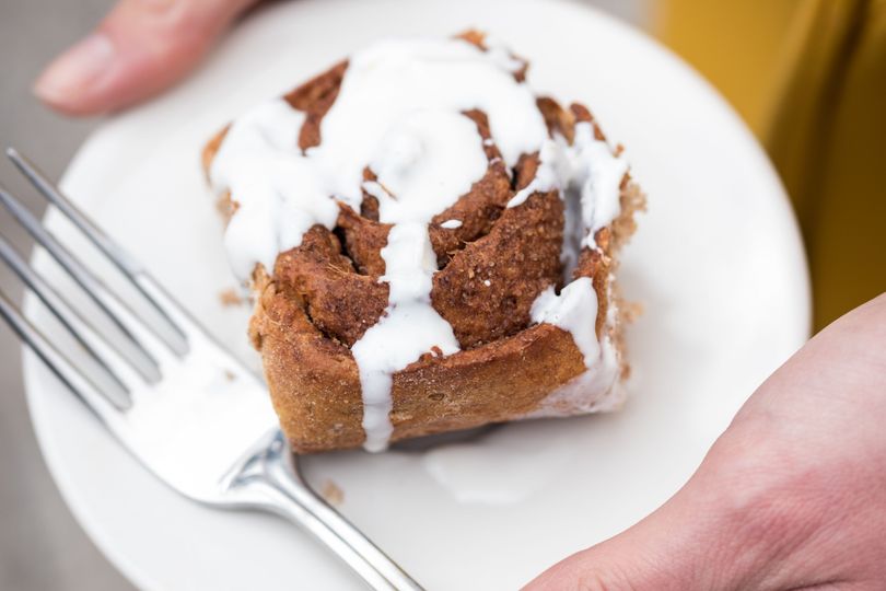 Zdraví skořicoví šneci z kynutého těsta s polevou