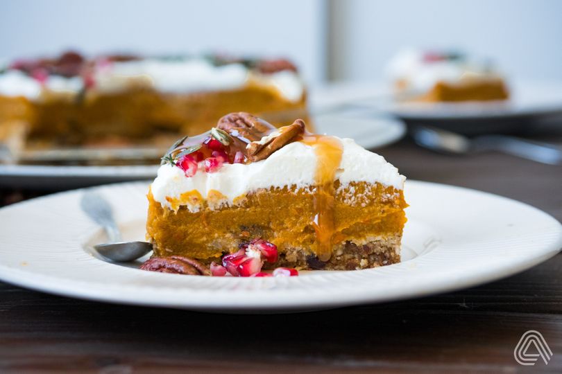 Dýňový dort s kokosovou šlehačkou a slaným karamelem