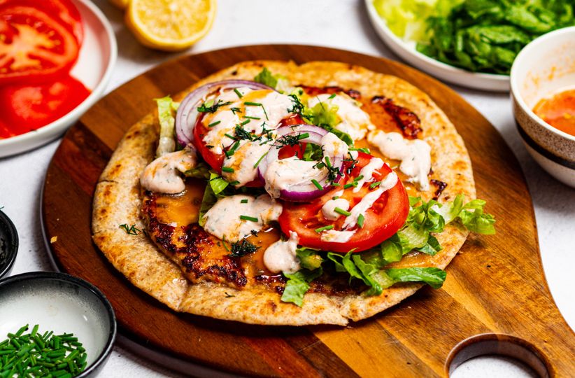 Burger cu pui smash tortilla