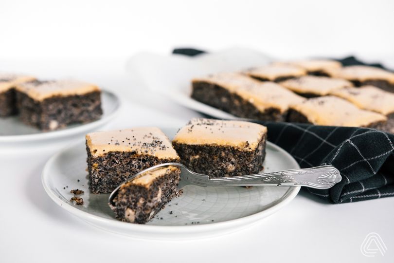 Makové řezy se žloutkovou polevou