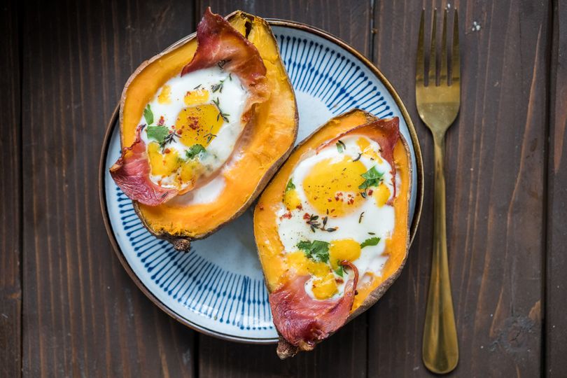 Zapečené batáty se sýrem a vajíčkem