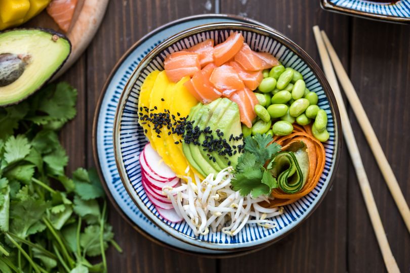 Poke bowl z łososiem, mango, awokado i serem