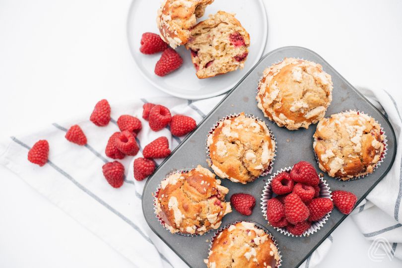 Muffins mit weißer Schokolade, Himbeeren und Streuseln