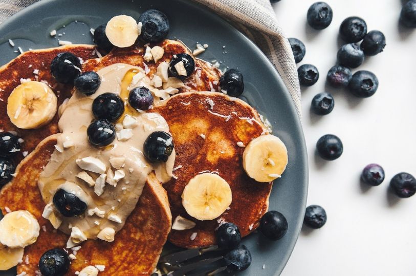 Zdrowe pankejki owsiane z twarogiem