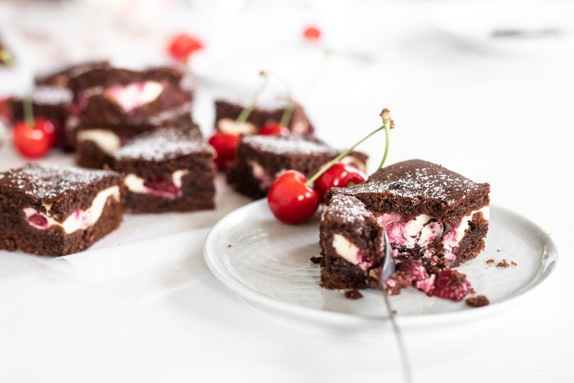 Čokoládové brownies s tvarohom a višňami