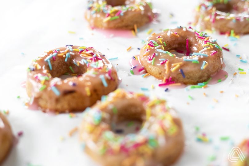 Farebné mini donuty s polevou na tanieri za polhodinu