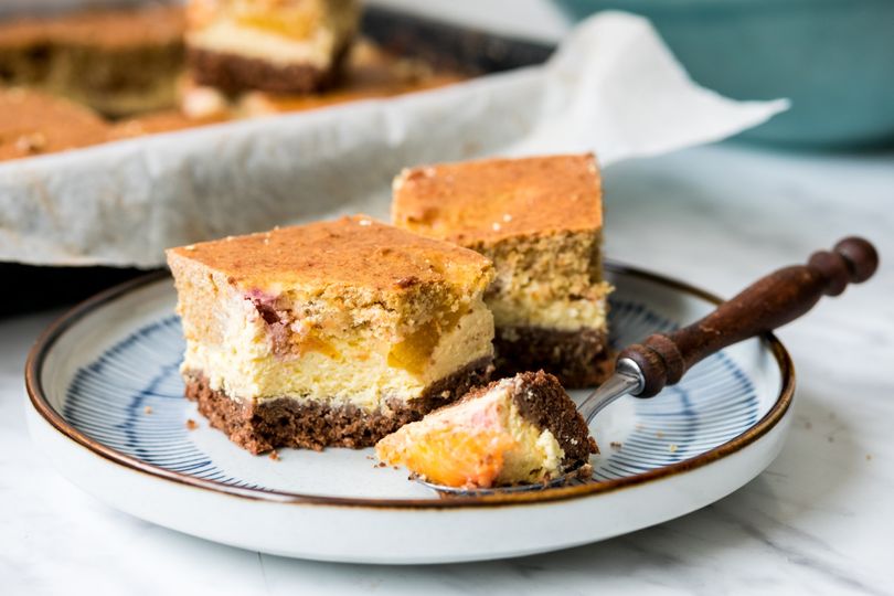 Tříbarevný koláč s tvarohem a nektarinkami