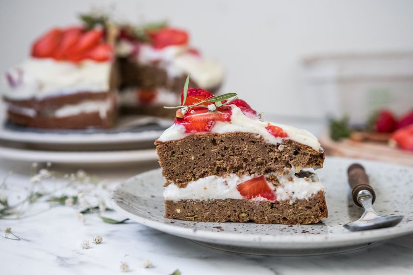 Cuketová torta s tvarohom a jahodami