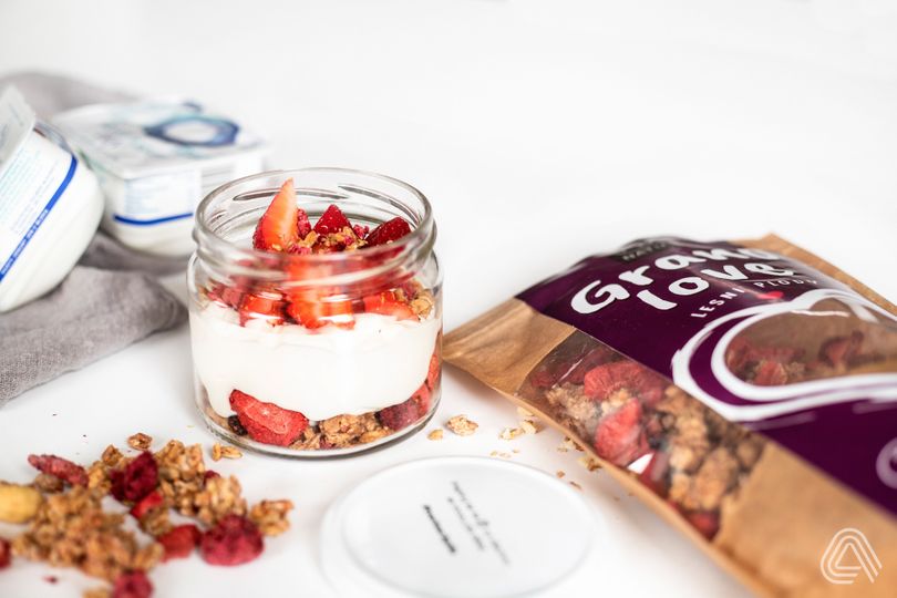 Jogurtový pohár s granolou a jahodami