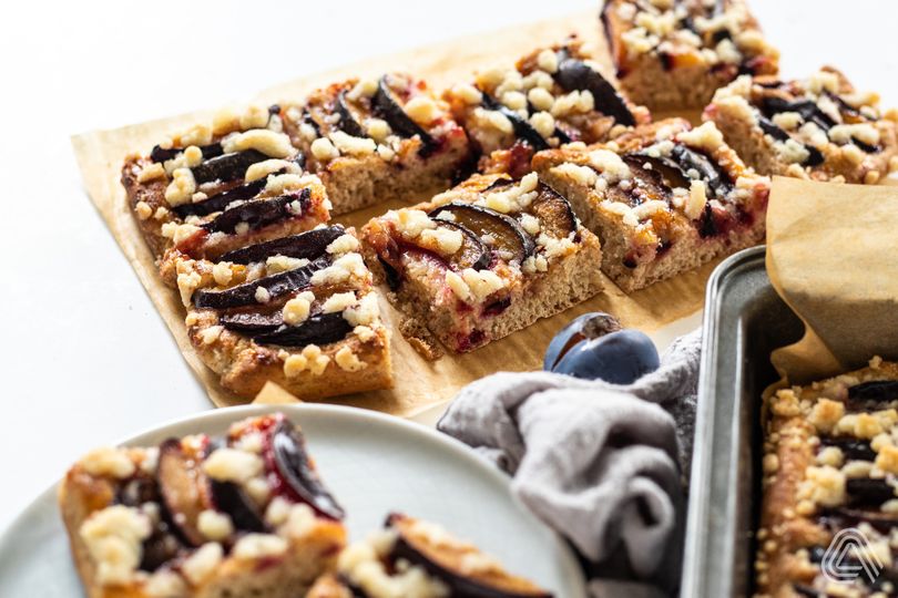 Kysnutá slivková buchta s posýpkou