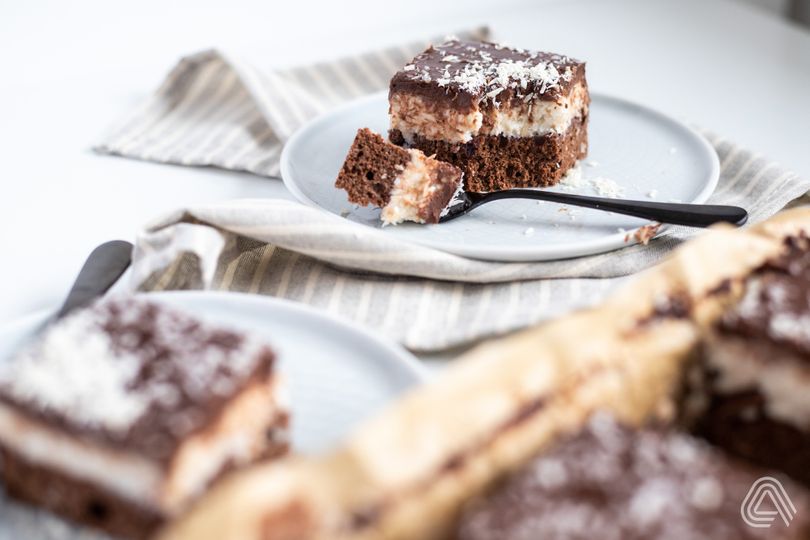 Šťavnaté bounty rezy s kokosom a čokoládou