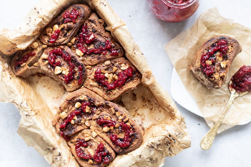 Zdravá verze kynutých rolek s arašídovým máslem a marmeládou